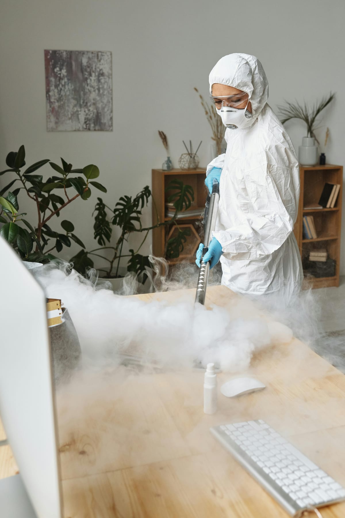 Nebulizator electric folosit într-un birou modern, ilustrație serviciu dezinfecție