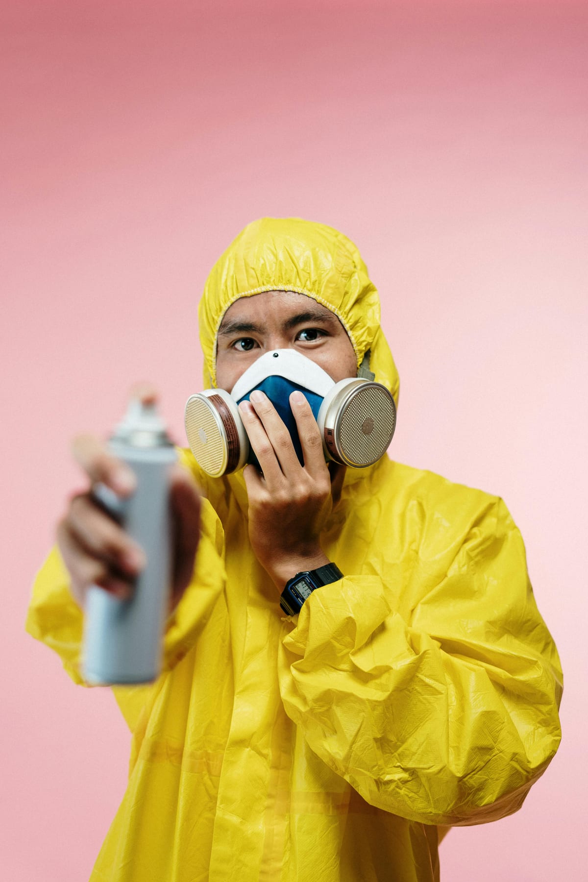 Costum de protecție și spray profesional, ilustrație comparație spray DIY vs profesional